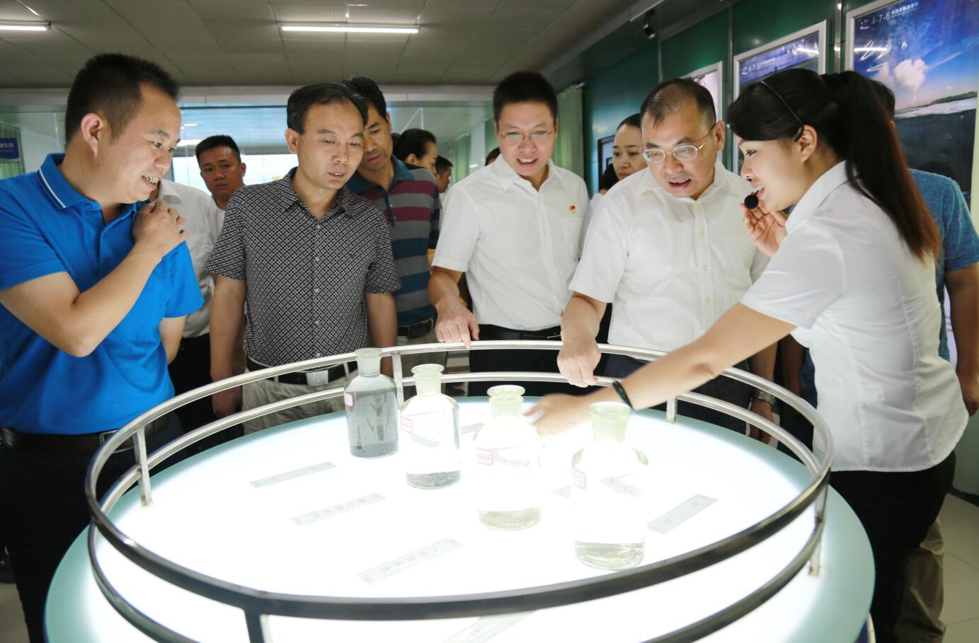 2016年9月，時任湖南省懷化市委常委、組織部部長，現(xiàn)任郴州市市委常委、組織部部長江波蒞臨公司視察.JPG