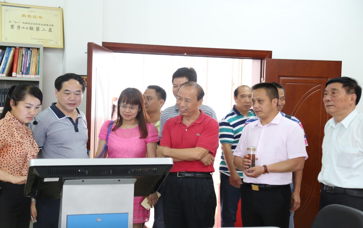 2015年5月，海口市委統(tǒng)戰(zhàn)部副部長、工商聯(lián)黨組書記李小平一行調(diào)研兼職副主席李建煒單位的黨建工作.jpg
